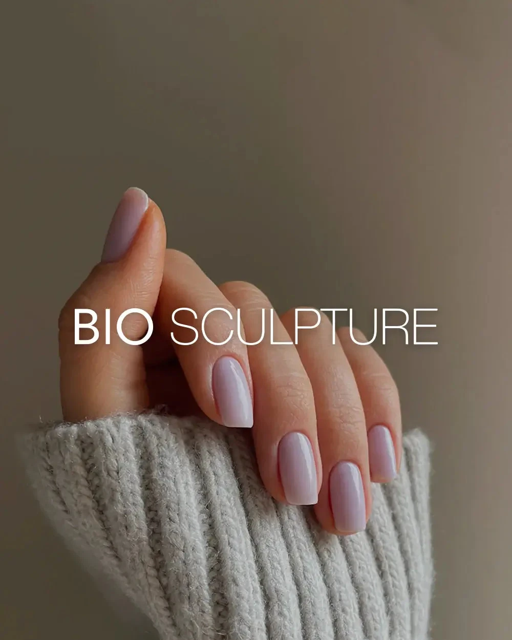 יד עם ציפורניים בגוון ורוד עדין של Bio Sculpture