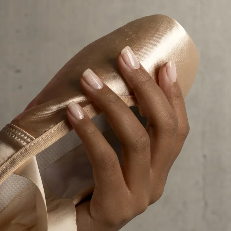 ציפורניים בגוון Angel של בילדר בצבע